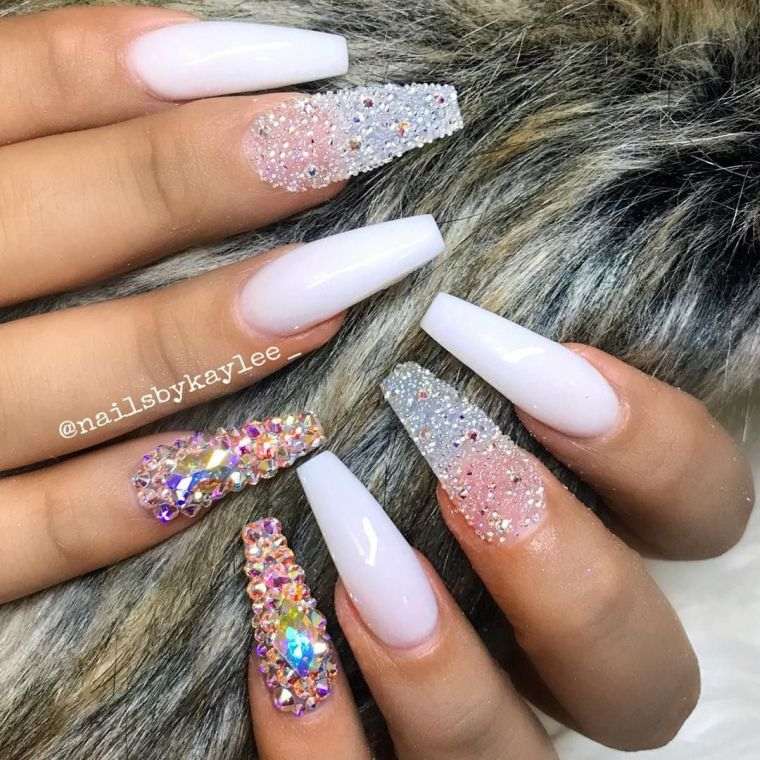 ongle-forme-ballerine-couleur-blanche-glitter