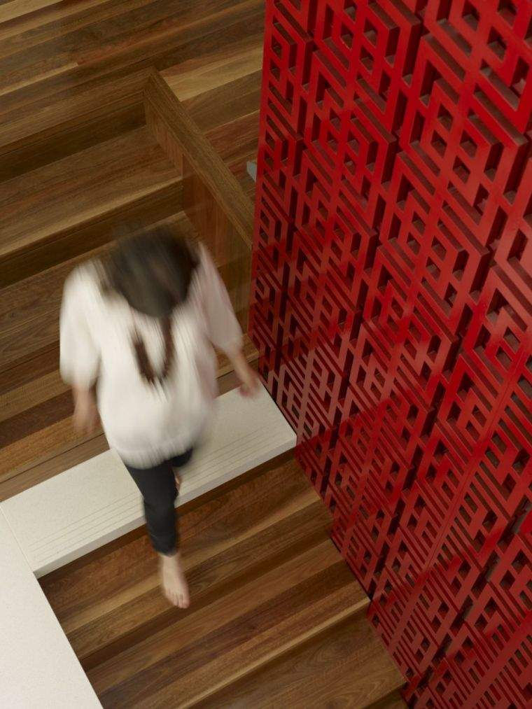 rambarde-pour-escalier-interieur-bois-couleur-rouge-carter