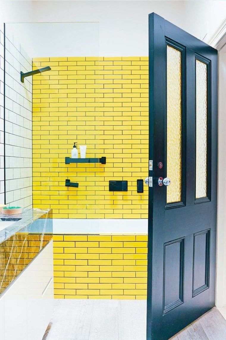 renovation-salle-de-bain-carrelage-couleur-jaune-enduit