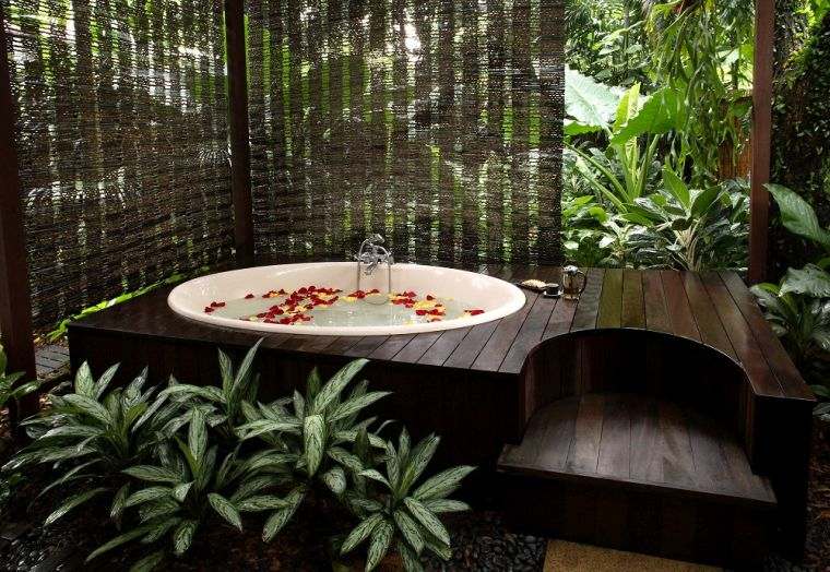 spa-baignoire-jardin-avec-terrasse-bois