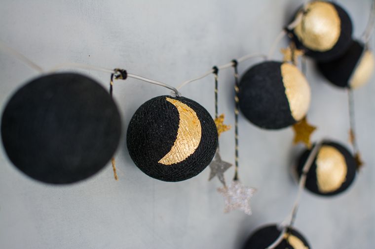 idee-pour-faire-decorations-d'halloween-guirlande-noir-et-or