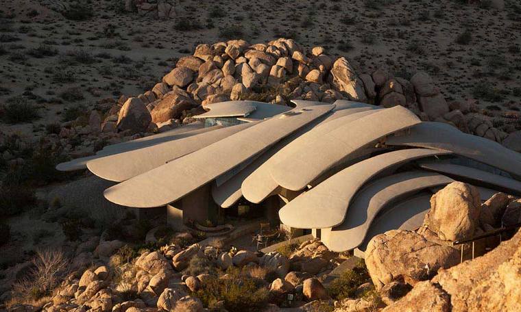 sculpture moderne maison-desert-kellogg-vue-haut-loin