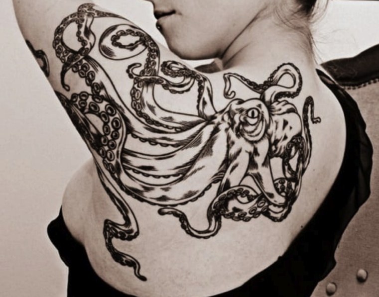 tatouage-epaule-Amour-du-poulpe