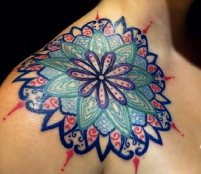 tatouage-epaule-couleurs-vives