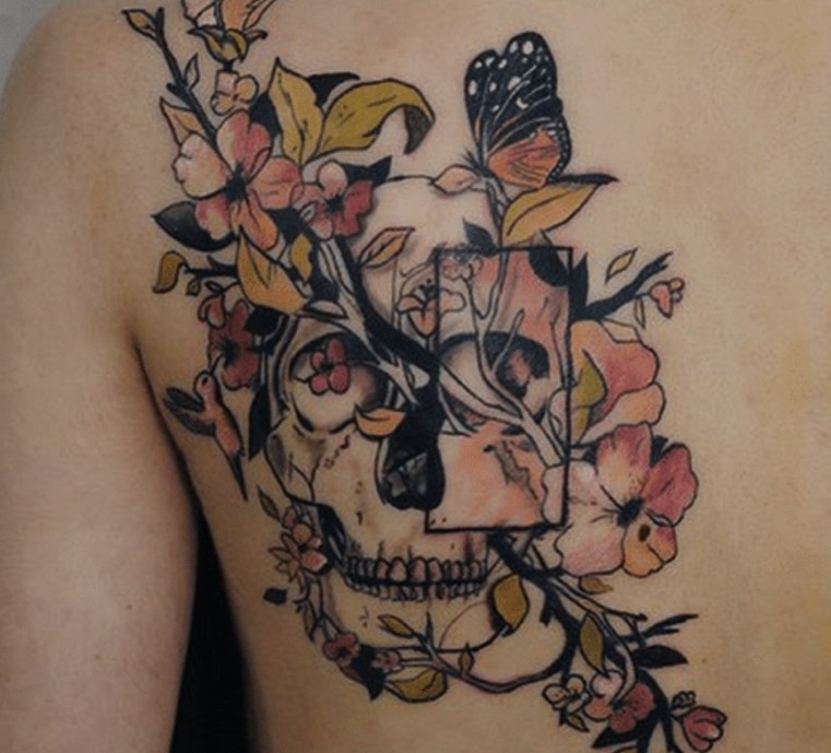 tatouage-epaule-crane-et-fleurs