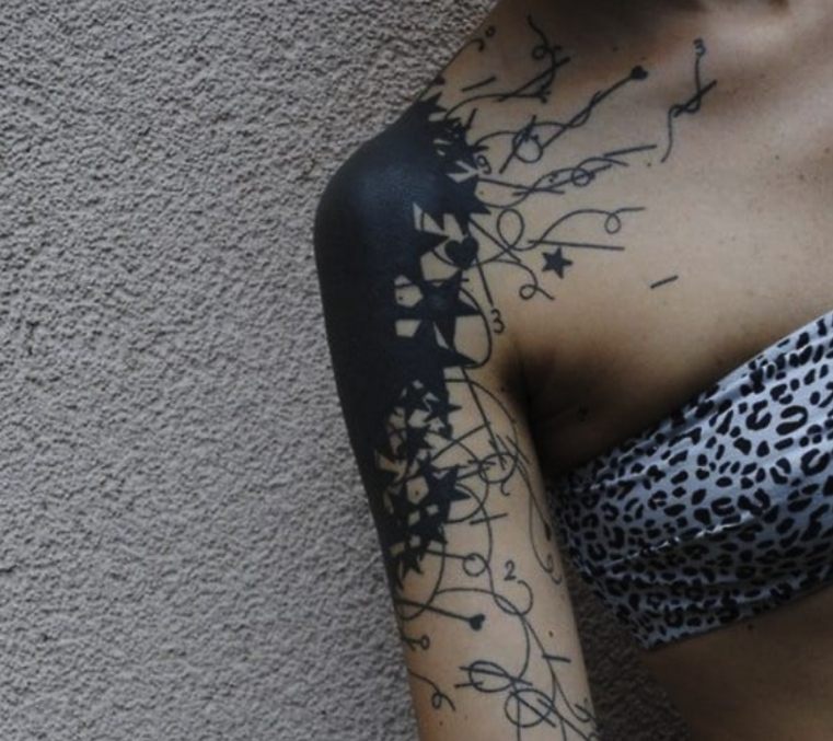 tatouage-epaule-design-noir