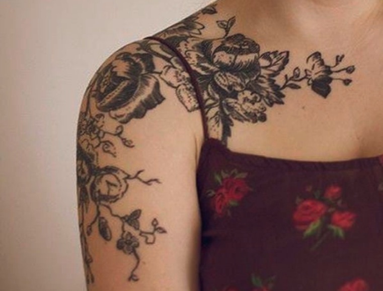 tatouage-epaule-dessins-de-fleurs
