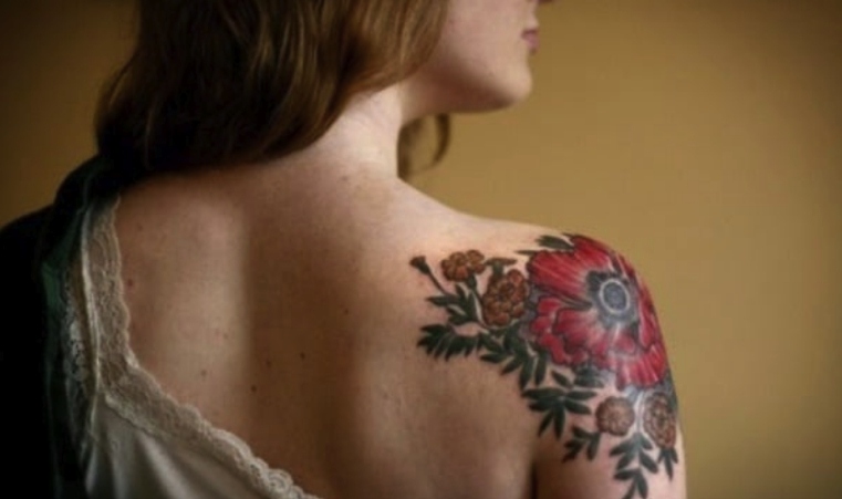 tatouage-epaule-fleur-rouge