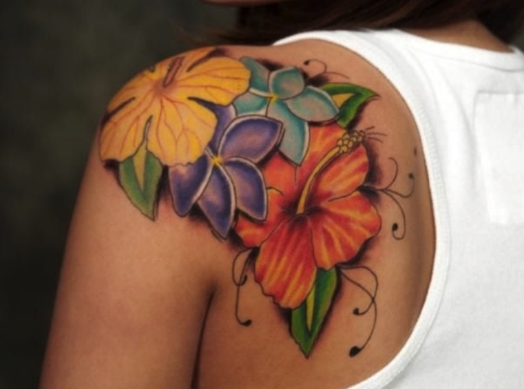 tatouage-epaule-fleurs-colorees