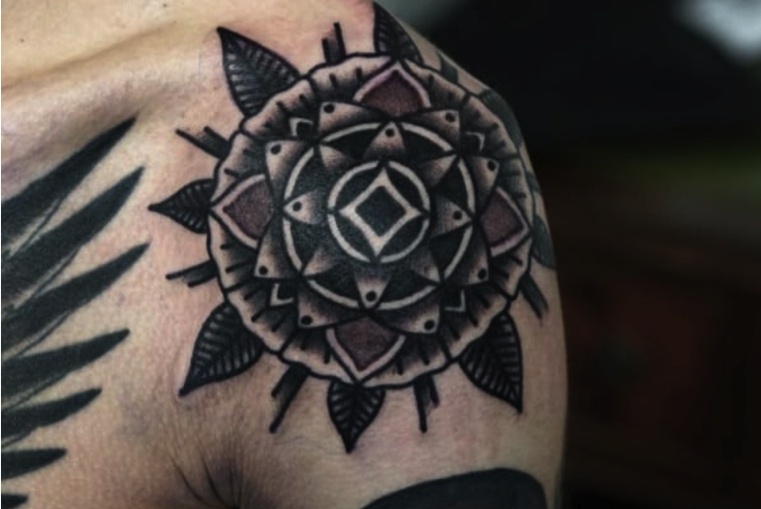 tatouage-epaule-fleurs-creatives