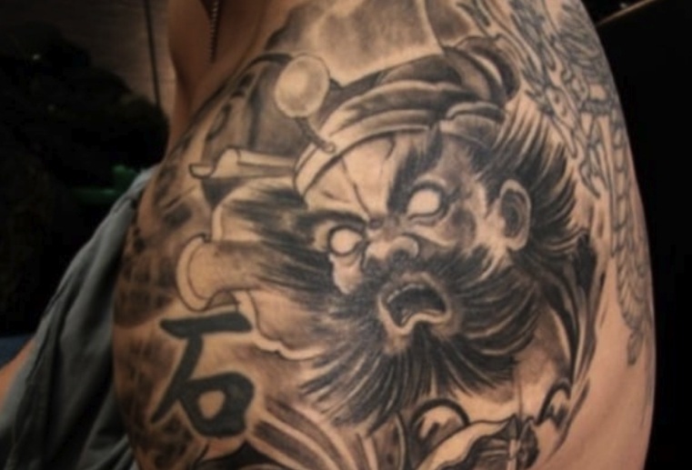 tatouage-epaule-homme-effrayant