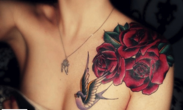 tatouage-epaule-roses-riches
