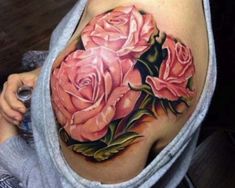 tatouage-epaule-superbe-rose
