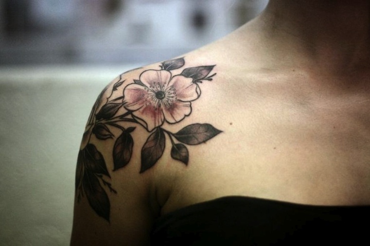 tatouage sur l’épaule femme