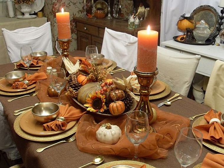 Bougies et citrouilles dans la décoration de la table
