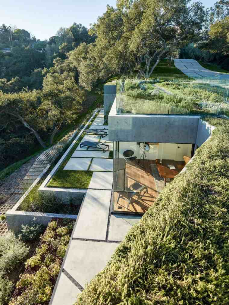 aménagement terrain en pente jardin-avec-terrasse-moderne
