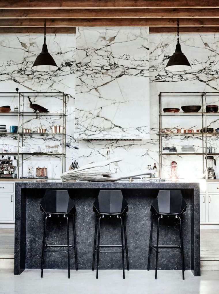 cuisine avec îlot central-tabouret-noir-design-mur-marbre