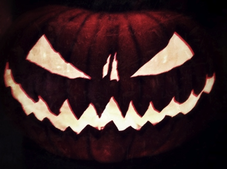 deco-maison-Halloween-epouvantail-mechante