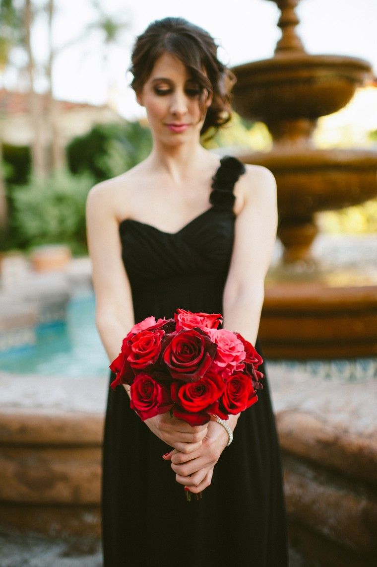 déco mariage rouge et noir bouquet roses idée robe mariée