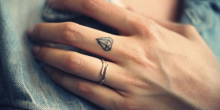 diamant-petit-tatouage-main-original