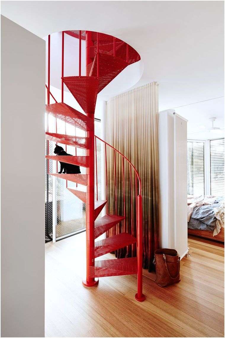 escalier colimaçon rouge-accent-deco-interieur-petit-espace