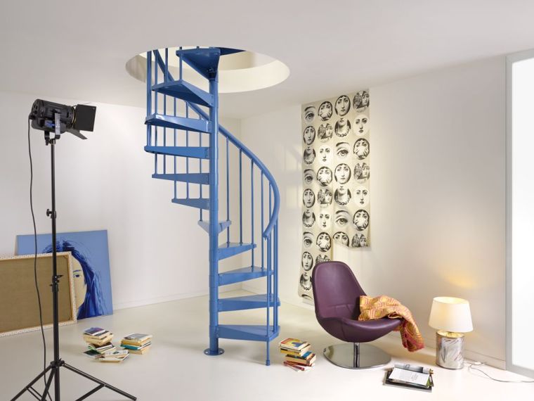 escalier-interieur-design-modele-colimacon-metal-bleu