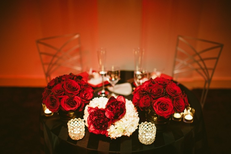 déco mariage rouge et noir roses table noire chaises
