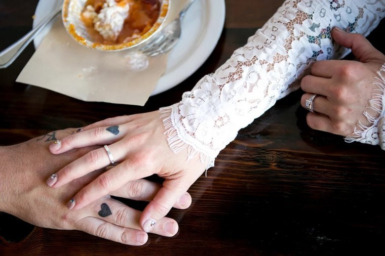 tatouage cœur tatouage mariage couple doigt bague