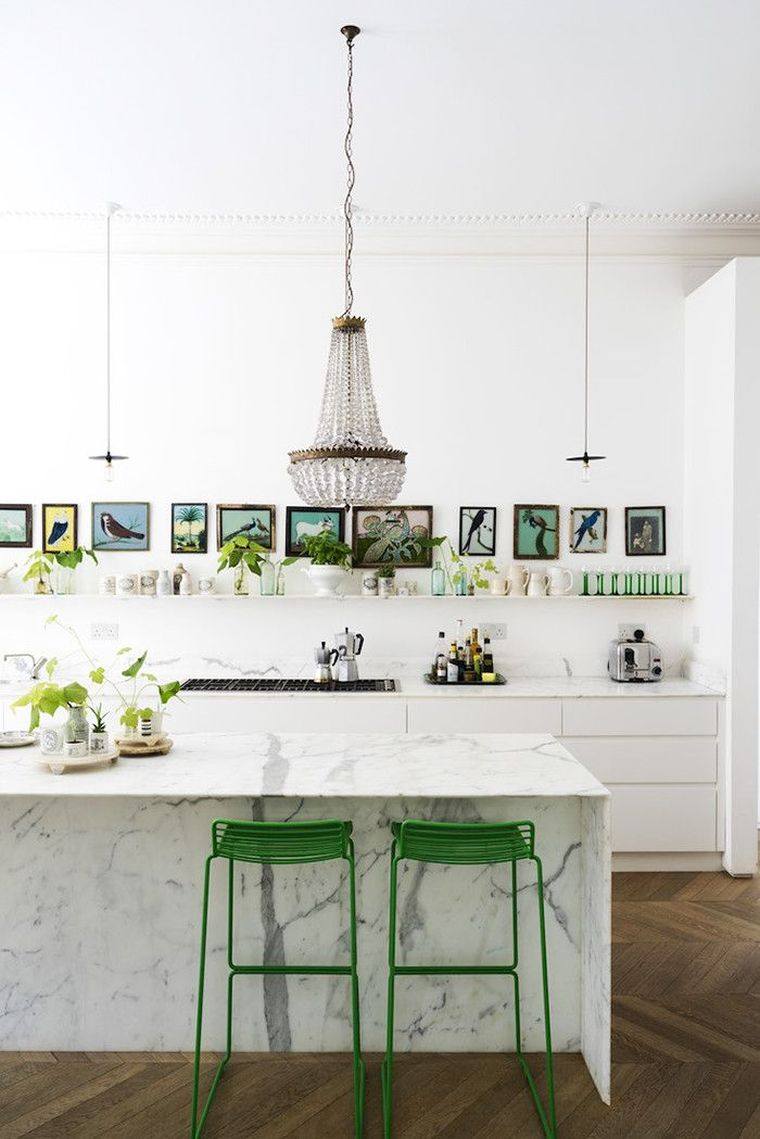 ilot-marbre-cuisine-moderne-tabouret-haut-couleur-verte