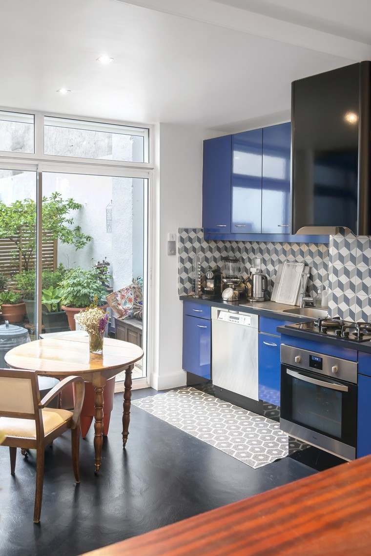 ma-cuisine-bleue-placards-bleu-fonce-mur-vitre
