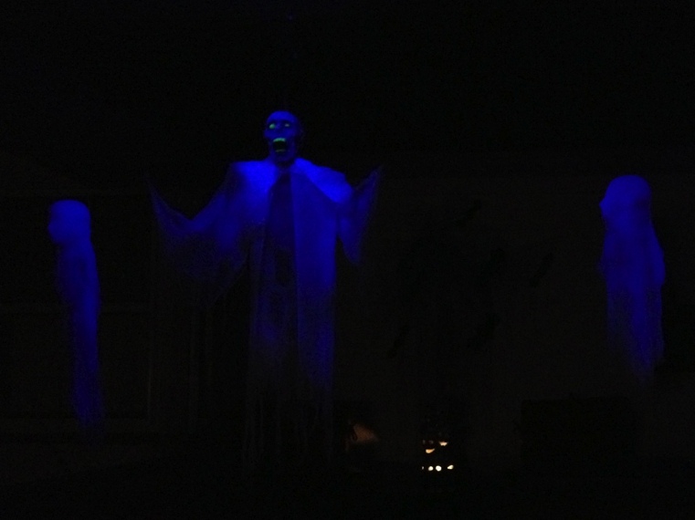 maison-Halloween-Fantome-rayonnant