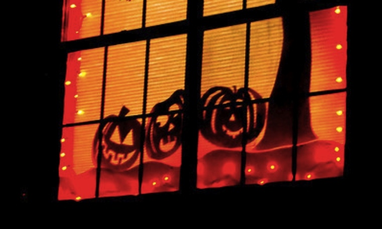 maison-Halloween-Silhouettes-de-fenetres
