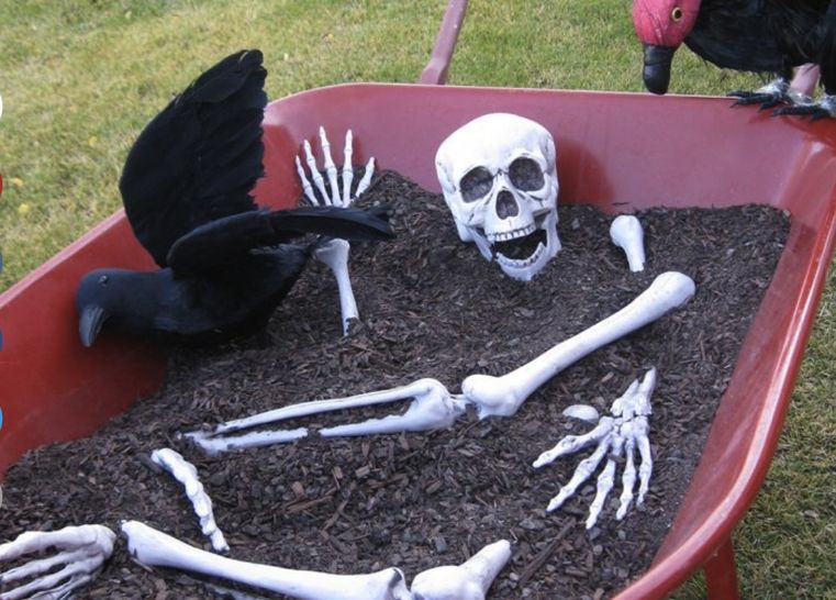 maison-Halloween-squelette-dans-la-brouette