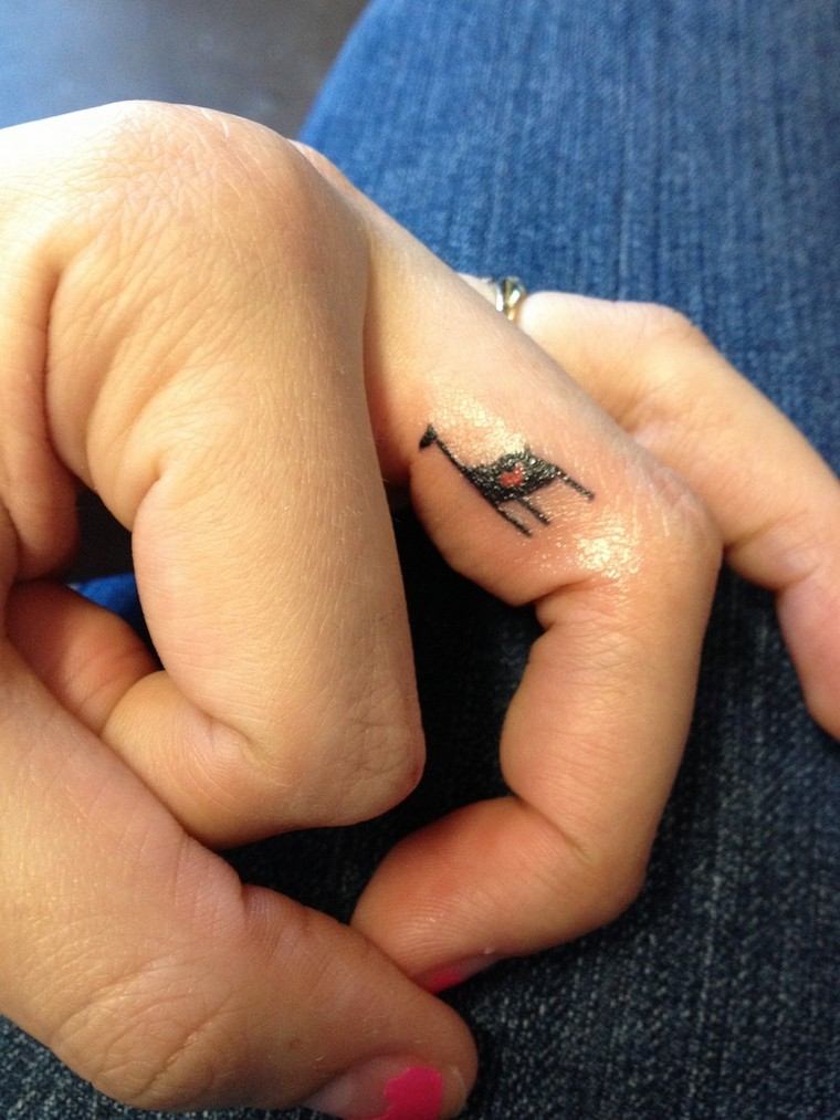 tatouage main petit tatouage doigt idée 