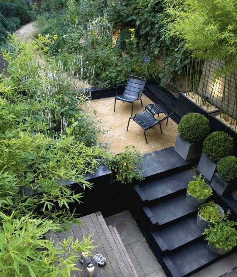 petite-terrasse-design-terrain-sous-pente-idee