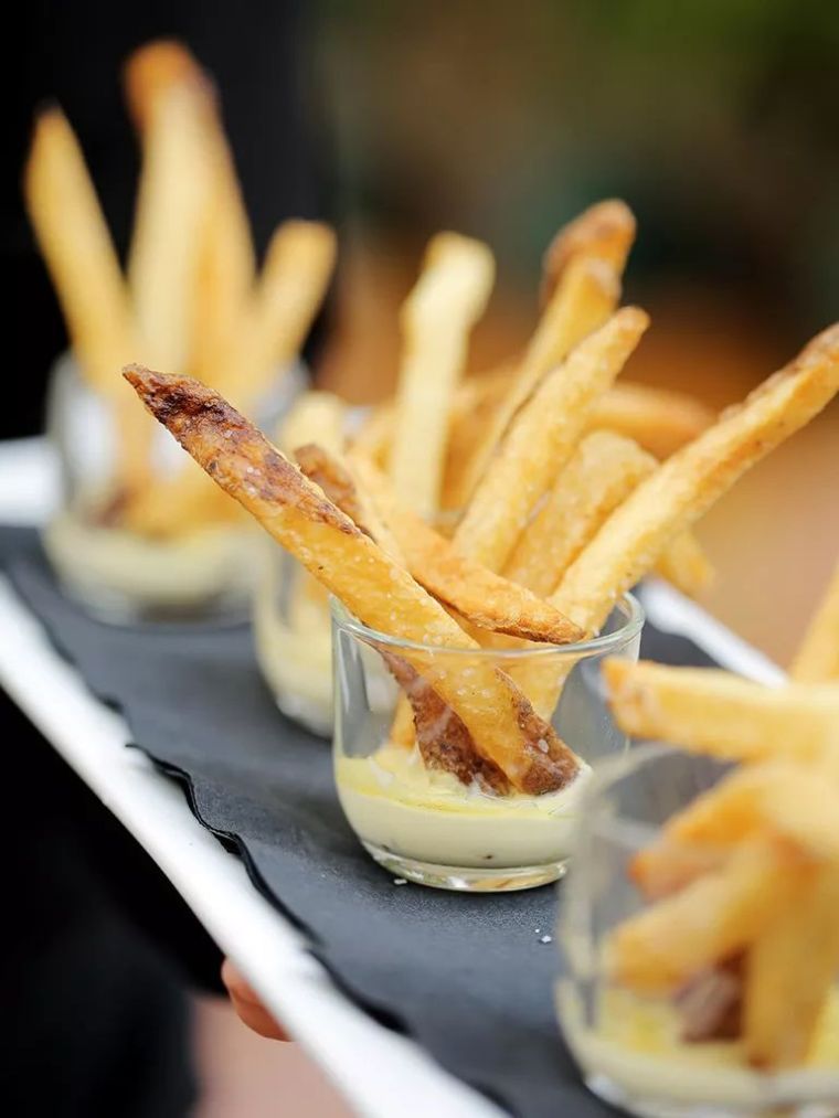 snack-mariage-soiree-reception-idee-frites-sauces
