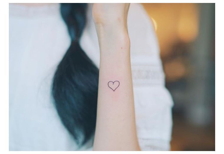 tatouage-bras-femme-coeur-discret-noir