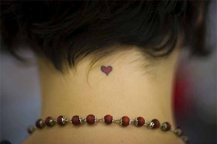tatouage-cou-femme-petit-tattoo-discret-coeur-rouge