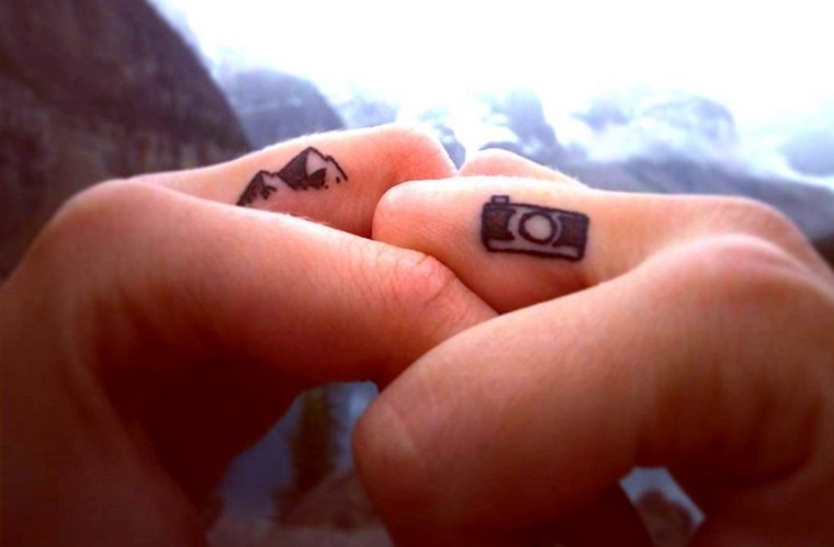 tatouage main tatouage couple tatouage montagne