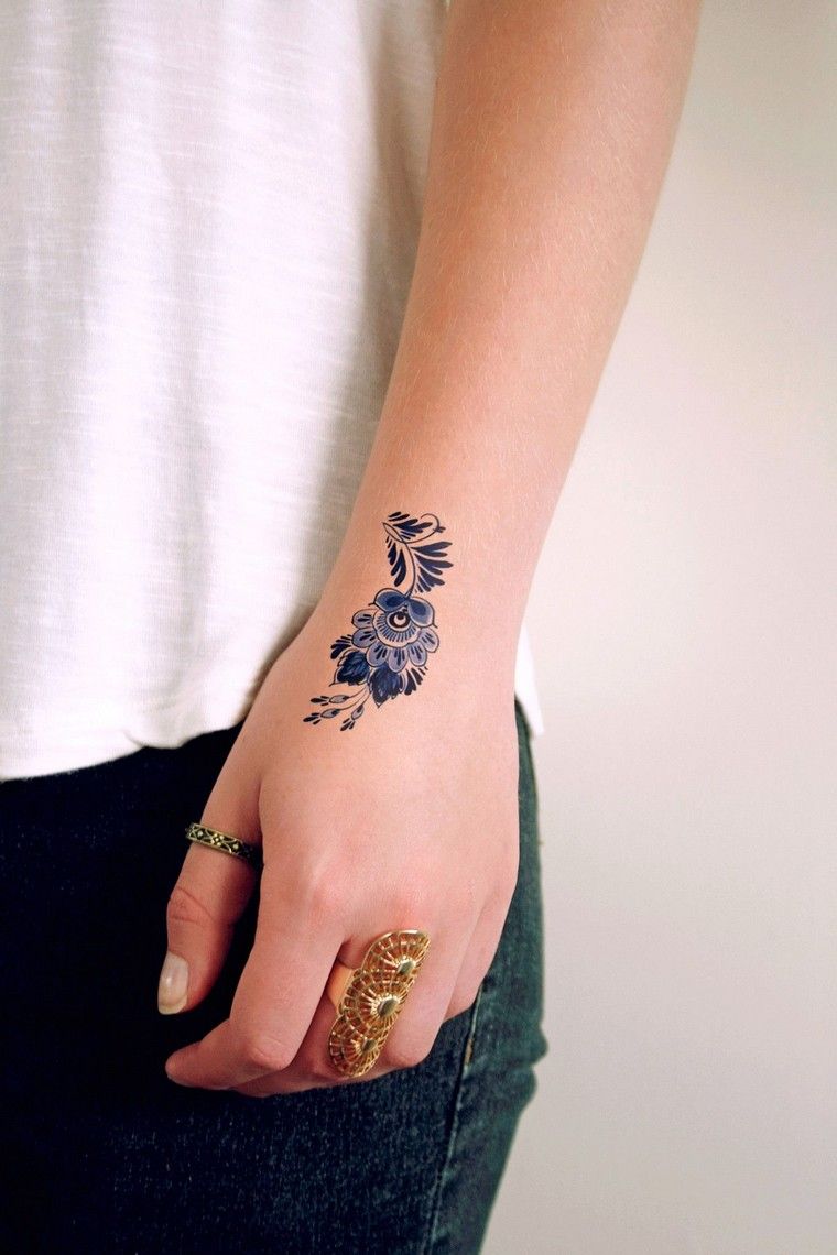 tatouage-fleur-tatouage-main