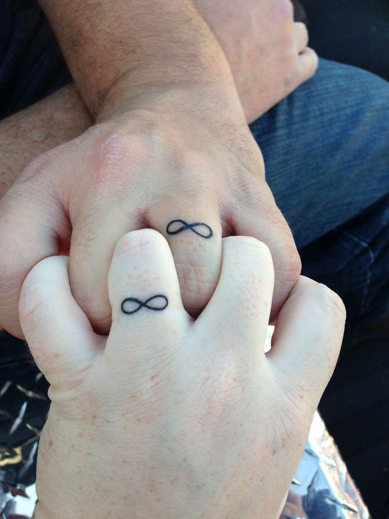 tatouage mariage tatouage doigt tatouage infini idée 
