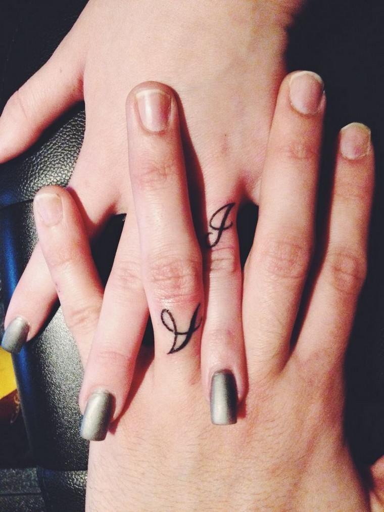 tatouage mariage tatouage couple idée tatouage doigt