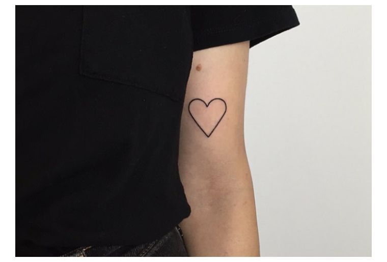 tatouage-minimaliste-pour-femme-bras-coeur-image