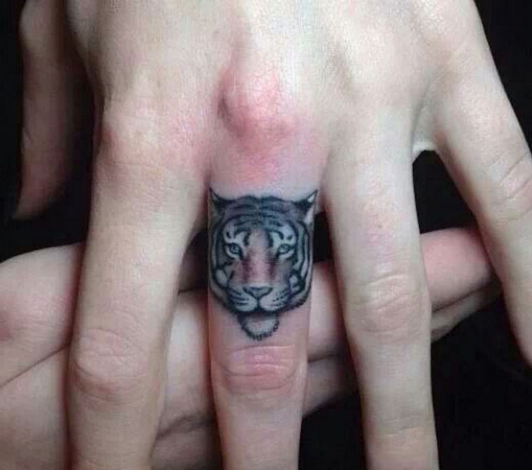 tigre-petit-tatouage-main-original