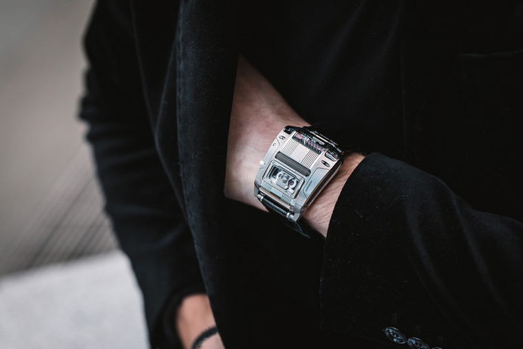 urwerk-montre-futuriste-indiquant-heure-sans-tourner-poignet