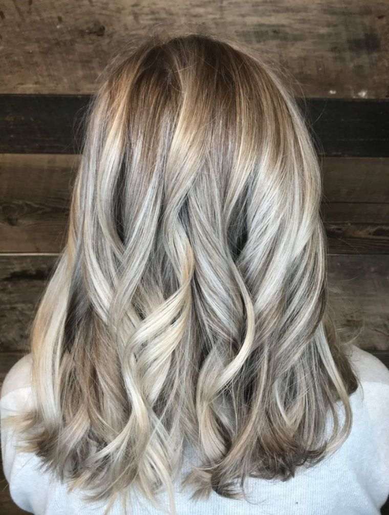 cheveux-gris-cendre-couleur-claire-coupe-mi-long