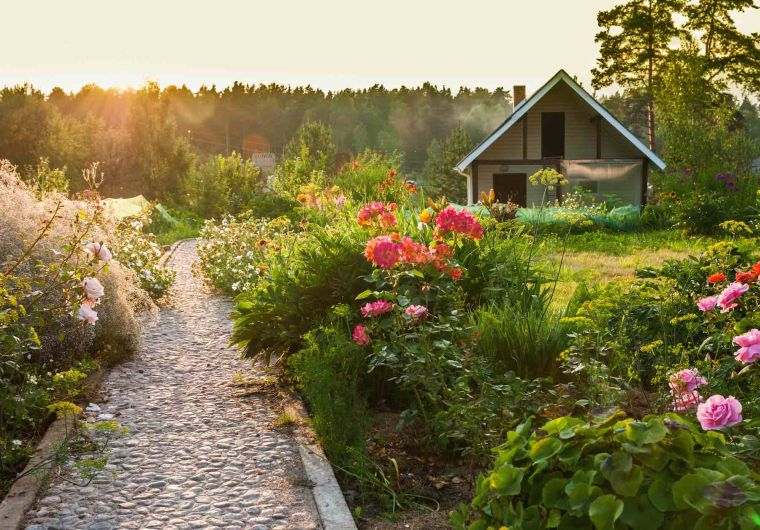 cottage-anglais-exterieur-photo-deco-de-jardin
