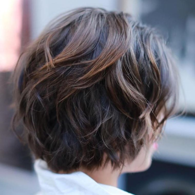 Zoom sur la coupe dégradé court femme : venez découvrir nos idées de coiffures et de couleurs de cheveux !