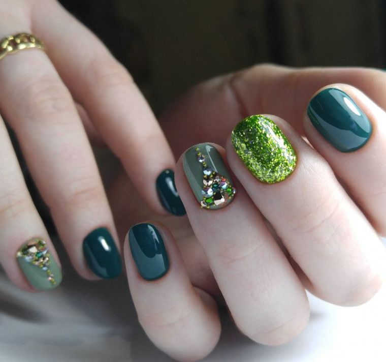decoration-ongles-noel-nouvel-an-vert-or-couleur-tendance