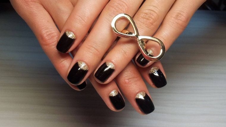 french-manucure-noir-or-deco-ongles-pour-hiver